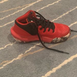 Under Armour size 1Y boys basketball sneakers